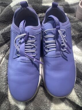 Clove size 8.5 women’s slip on